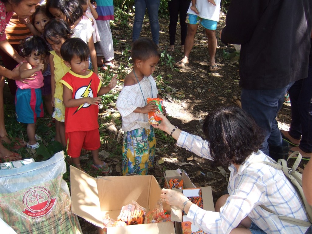 2014 12-27 Kimiyo giving gift to children (Large)